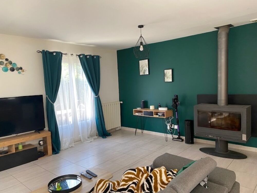 Maison à vendre à Villebois-Lavalette,124 m2 habitable, grande pièce de vie,4 chambres, garage