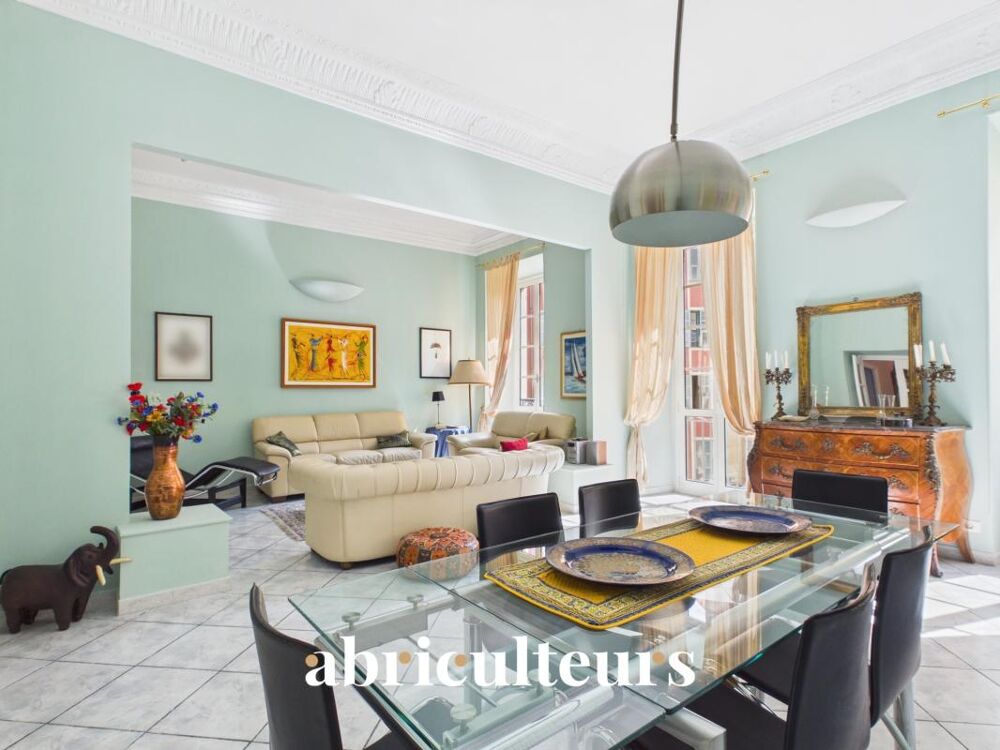 Superbe appartement traversant rénové de 136,81 m²  Trois balcons  Garage  À 30 mètres du Port de Nice