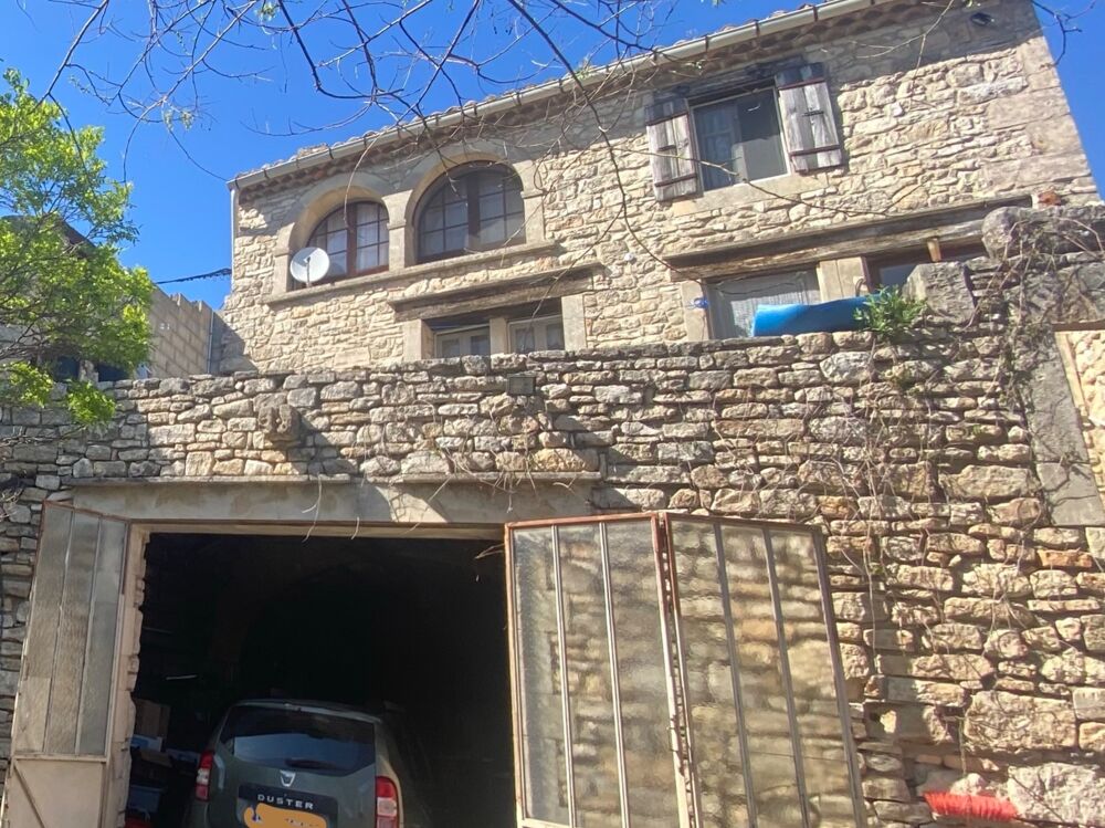 ISSIRAC (30) - L'authenticité du Gard provençal : maison en pierre, garage, dépendances et cour plein sud