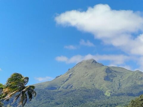   Belle maison sur deux niveaux  compose de 5 chambres. Superficie de 155 m2 sur un terrain de 717 m2 Maison - 7 pice(s) - 210 m