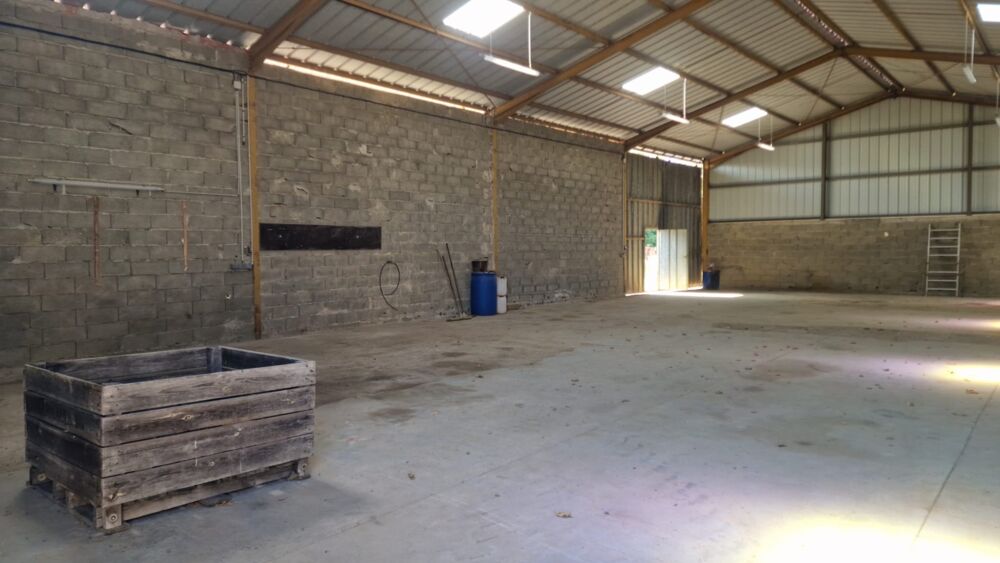 Vente Propriété/Château Bâtiments agricole avec studio à rénover - 19 hectares Saint cirice