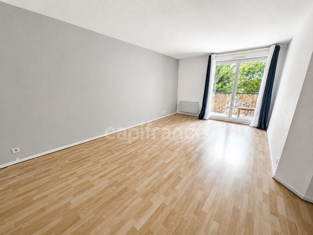 Corbeil-Essonnes  F3 lumineux avec balcon, parking et résidence arborée