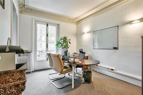 Beaux bureaux  A VENDRE dans un immeuble haussmannien de très bon standing 3900000 75008 Paris