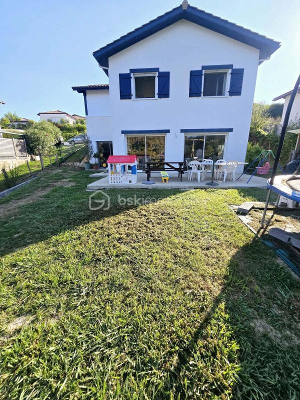 Maison avec terrasse et double parking - Vivez le confort moderne !