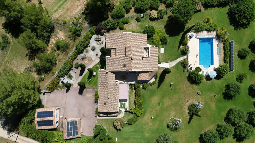 POURRIÈRES  PROPRIÉTÉ FAMILIALE AVEC DEUX HABITATIONS, PISCINE