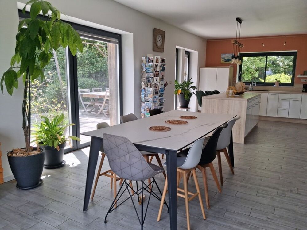 Vente Maison Sur les hauteurs de Vindelle, vue remarquable depuis ses grandes baies vitrées, maison en bardage bois avec de grandes pièces Vindelle