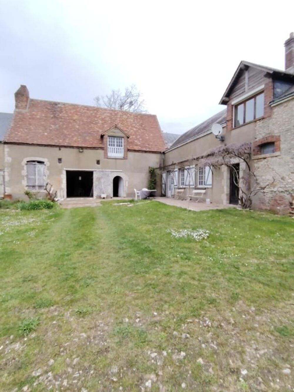 Très belle bâtisse avec cour fermée et nombreuses dépendances