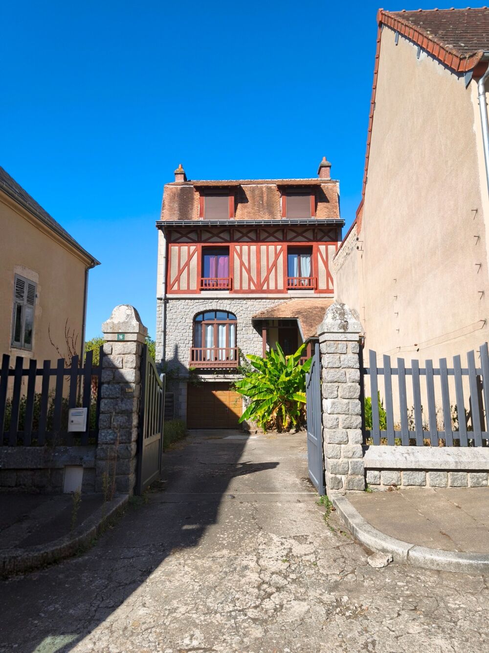 Maison à colombages 8 pièces 170 m² 5 chambres jardin garage véranda LA CELLE DUNOISE (23) Creuse 3h30 Paris 30 min de la Gare