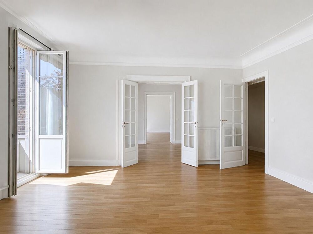 Appartement de caractère rénové ,134 m², 3 chambres, 2 caves, 1 grenier, 1 jardin en rez-de- chaussée