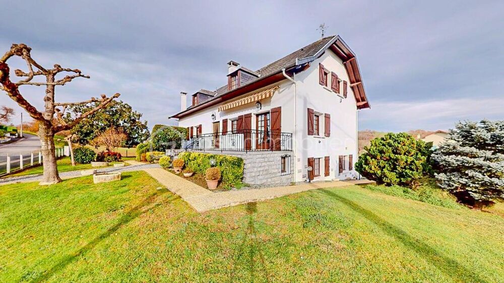 Maison familiale sur 3 niveaux avec sous-sol total sur une parcelle de 948m²