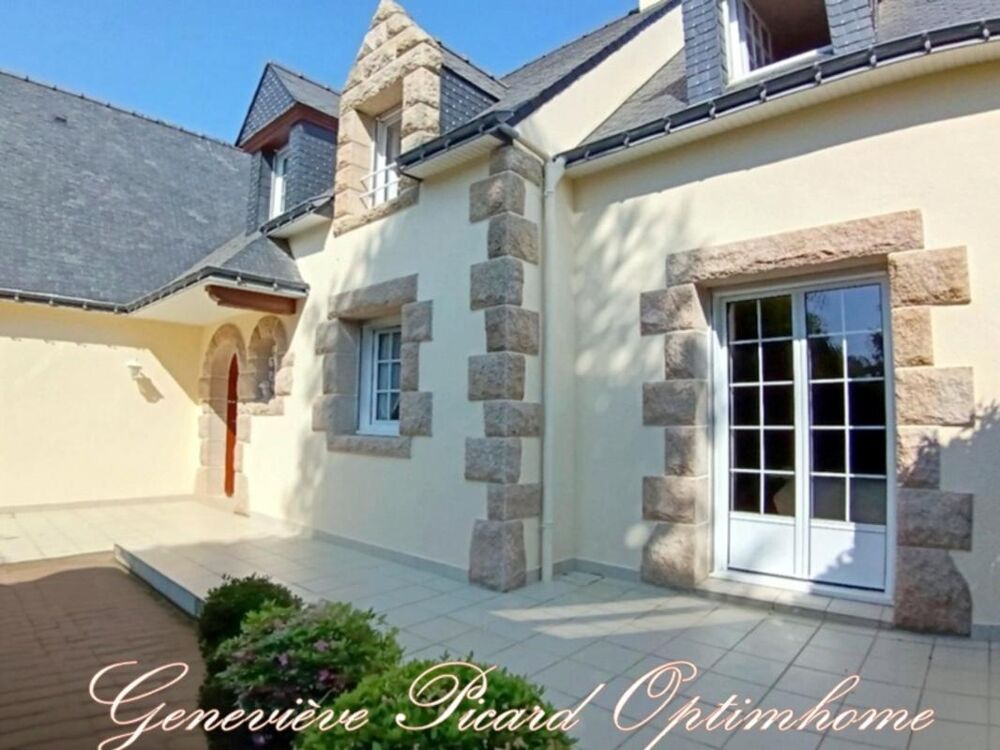 Vente Maison Propriété à vendre à Pontivy : Maison de 165 m2 environ sur 2000 m2 de jardin paysagé proche centre-ville et de ses commerces Pontivy