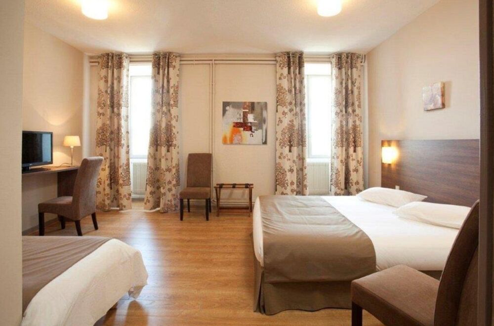   Dpt Ardèche (07), à vendre proche de VALLON PONT D'ARC Murs d'un Hôtel Restaurant Vallon pont d arc