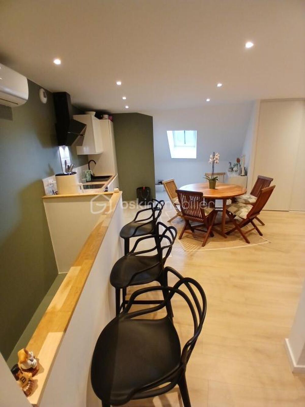 UN CADRE DE VIE PRESERVE POUR CET APPARTEMENT T5 DUPLEX EN DERN.ETAGE ET GRAND JARDIN