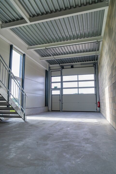   à vendre Artisans : Votre nouvel atelier de 115 m² au pied de l'A40 – Bonneville 