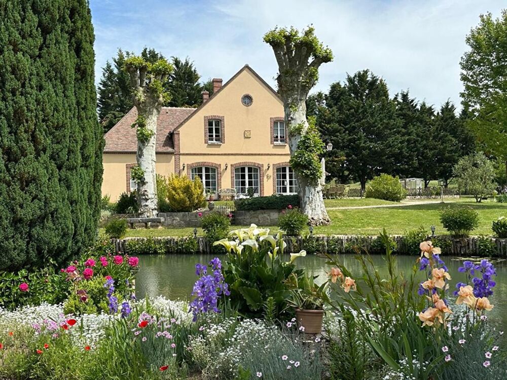 A VENDRE VASTE PROPRIETE Composée de DEUX HABITATIONS et UN STUDIO, ETANG bordée par rivière sur plus de 4,5 Hectares