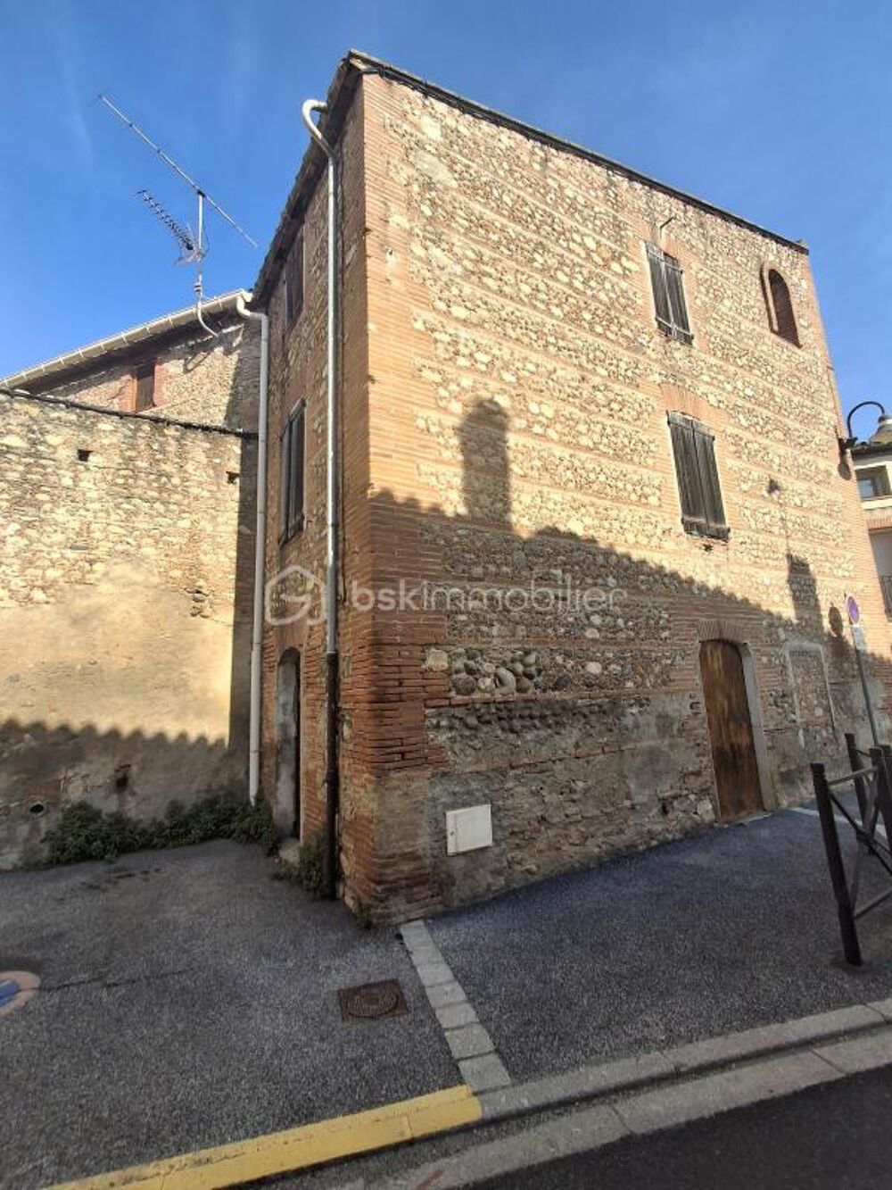 GRANDE MAISON AVEC GARAGE