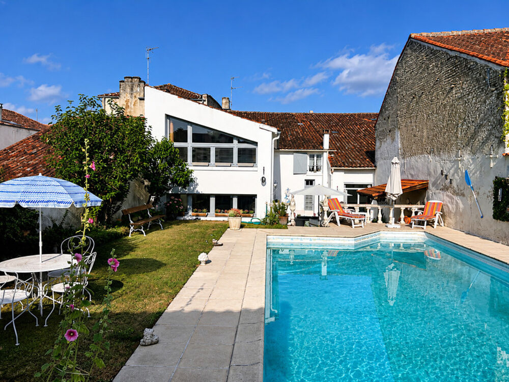 Vente Maison Maison d'habitation 7 pièces à vendre plus trois revenus locatifs MATHA (17) Matha