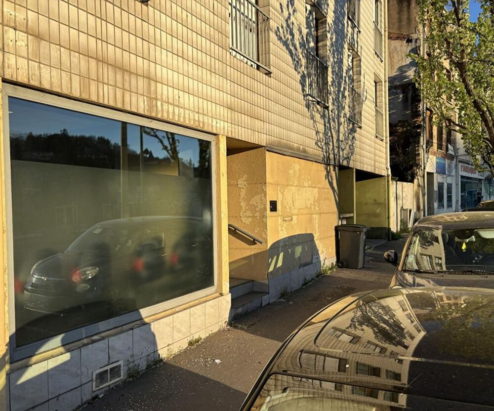 ST ETIENNE Terrenoire. Local commercial ou professionnel au rez de chaussée d'un immeuble de 1984. 89m²
