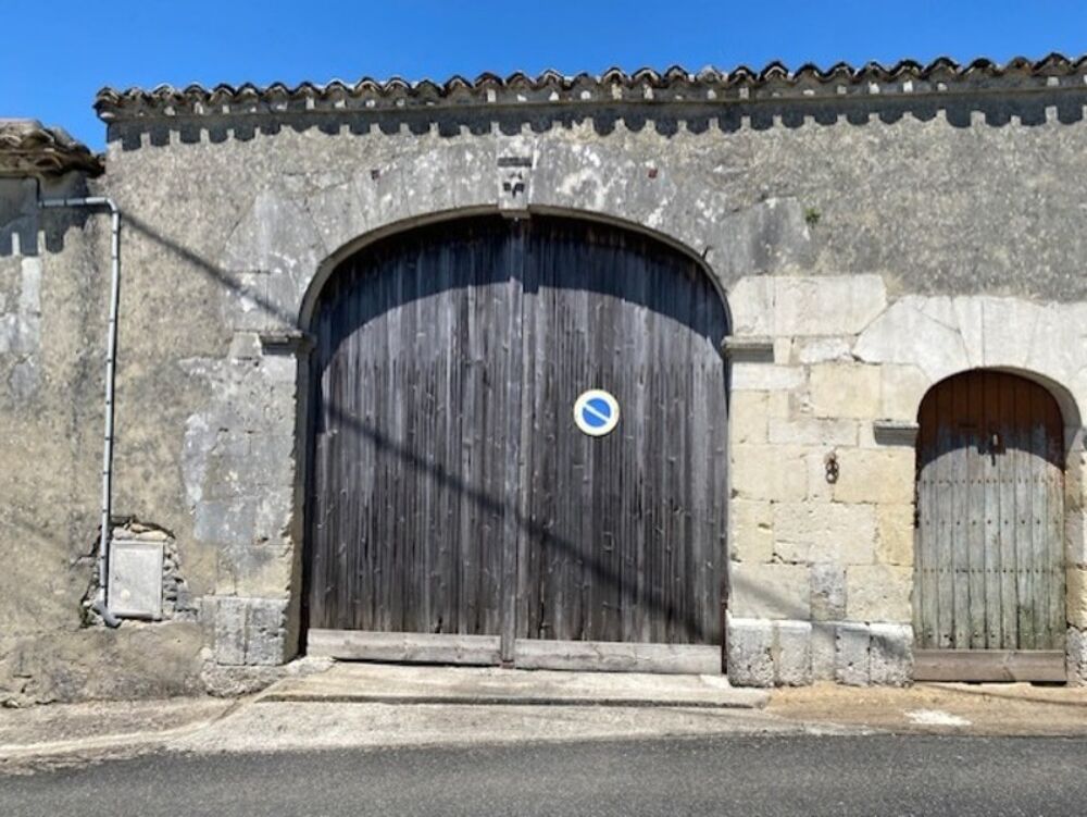 Corps dancienne ferme, en pierres, de 350 m2, à aménager, avec maisonnette attenante prête à habiter