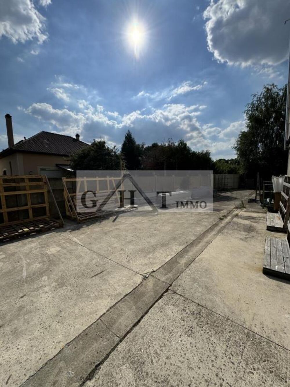   A VENDRE A CHAMPLAN UN ENTRPOT ET BUREAUX Champlan