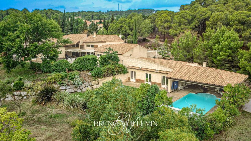 PROPRIETE MODERNE10 PIECES EN POSITION DOMINANTE SUR 1 ha