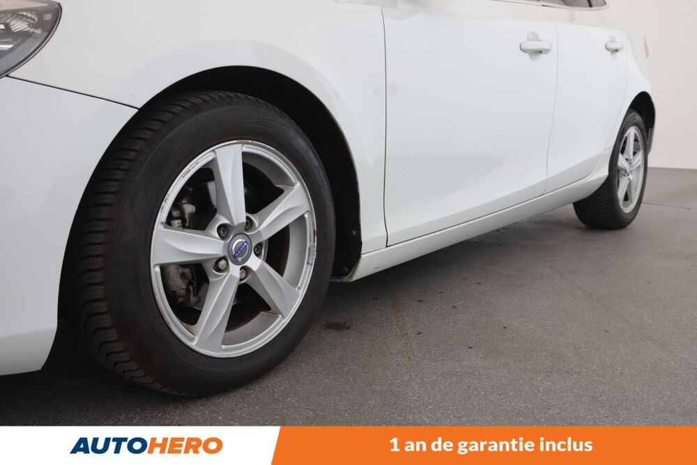 V40 1.6 D2 Momentum 115 ch 2015 occasion 92130 Issy-les-Moulineaux
