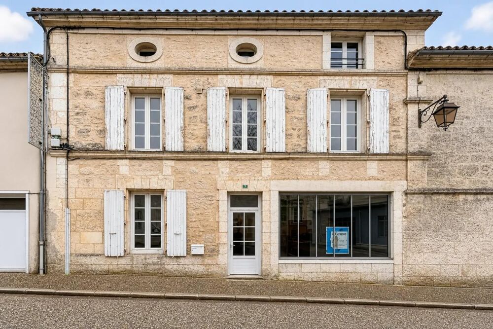 Maison spacieuse à Ronsenac, charme et confort