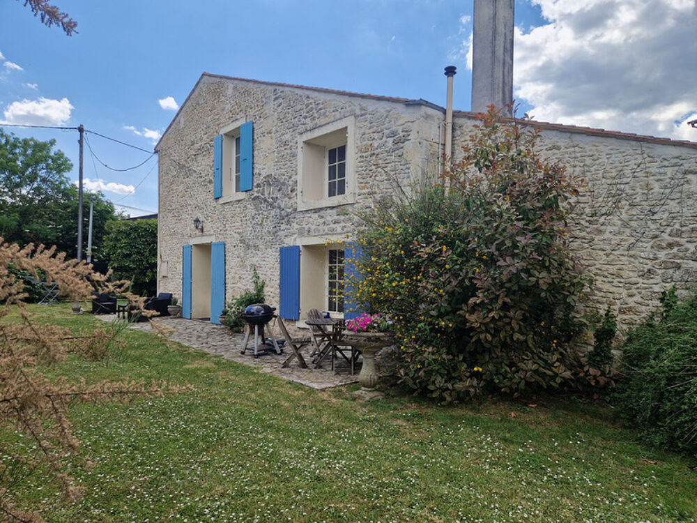 Maison à vendre 7 pièces proche de SAINT JEAN D'ANGELY (17)- 198 m² habitables - jardin - piscine - garage