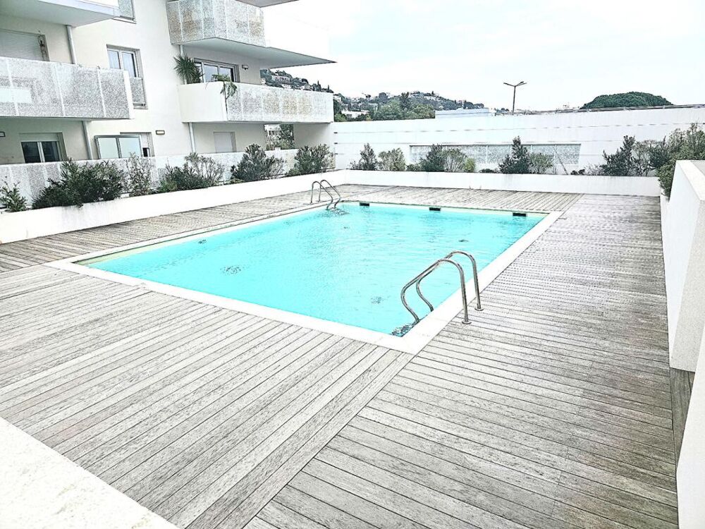 Superbe 3 pièces moderne avec grande terrasse, piscine et parkings à 10 minutes de la mer