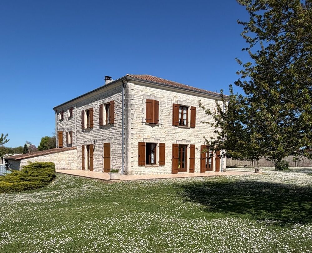 Brie. Maison en pierre de 200 m² sur une parcelle de 3392 m²