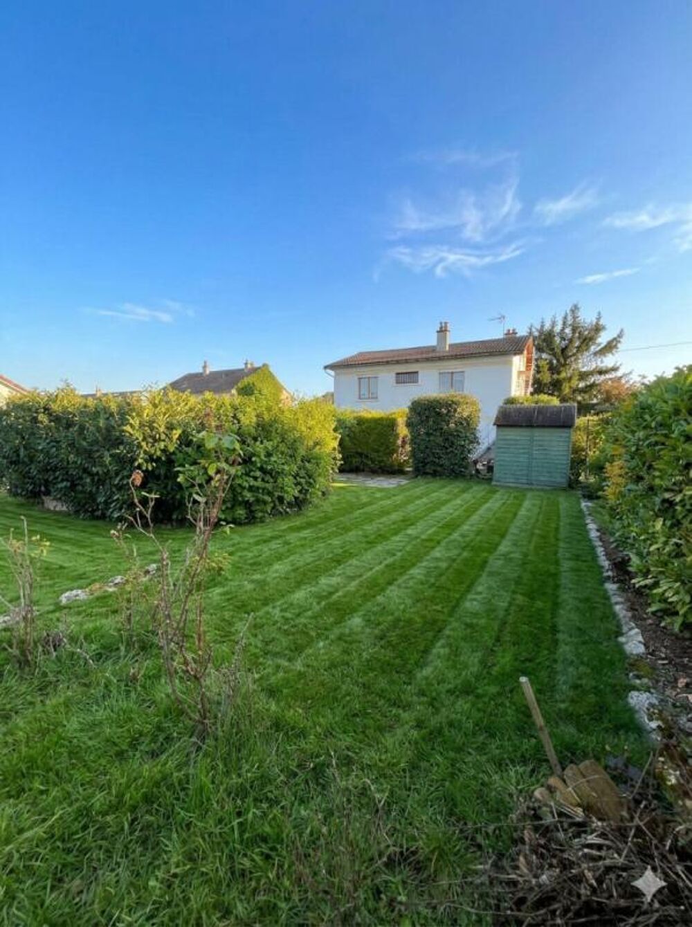 Maison avec jardin, garage et terrain constructible