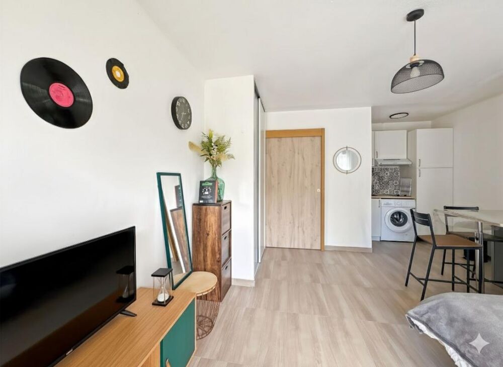 À Vendre  Studio VENDU LOUÉ avec Stationnement dans résidence sécurisée