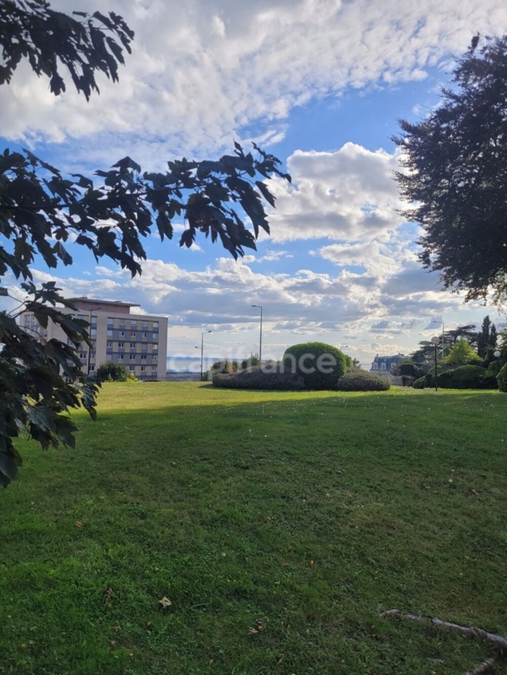 Charmant Studio Meublé avec Balcon, Vue Mer & Ville + Emplacement Garage  Idéal Investisseur
