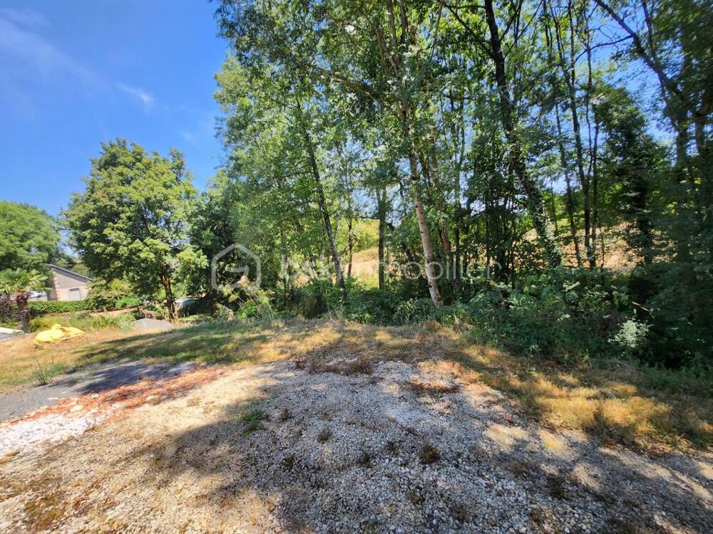 Vente Terrain Terrain de 1 479 m² avec garage récent en partie constructible – Ménigoute Menigoute