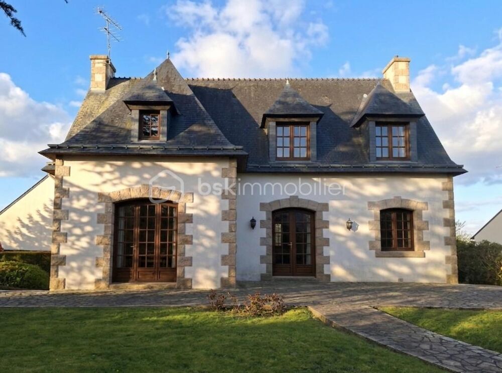 Demeure familiale de caractère aux lignes architecturales élégantes