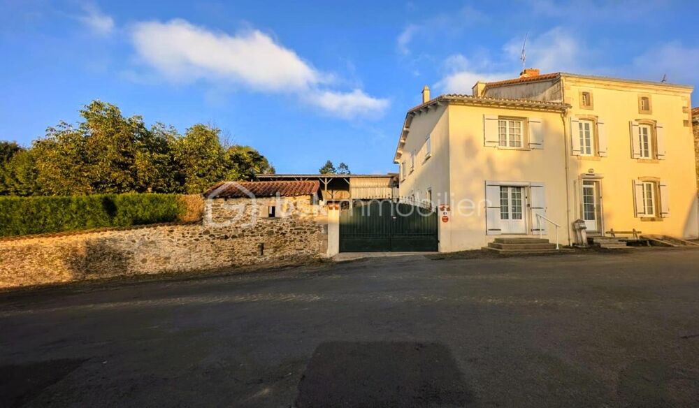 INVESTISSEMENT STRATÉGIQUE : Ensemble immobilier à fort potentiel  Fenioux (79)