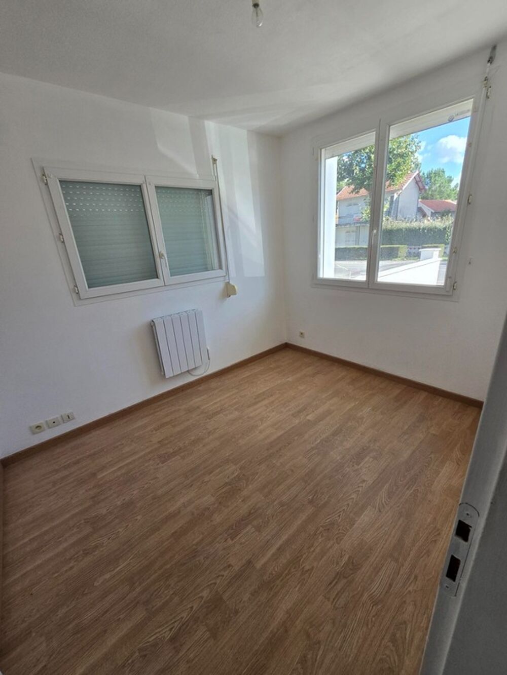 à vendre grande piéces de vie , grande terrasse, parking privatif , cave, 200 m mer LA TREMBLADE (17)