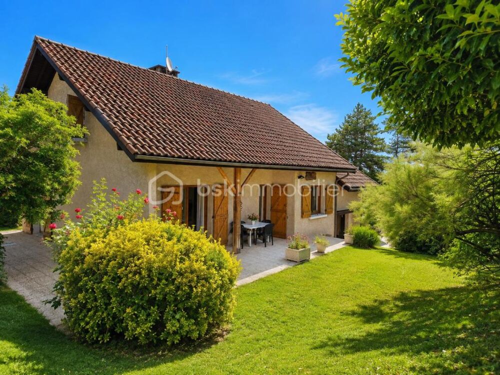 CLAIX  Maison familiale avec terrain de 1 075 m², vue dégagée et potentiel d'agrandissement