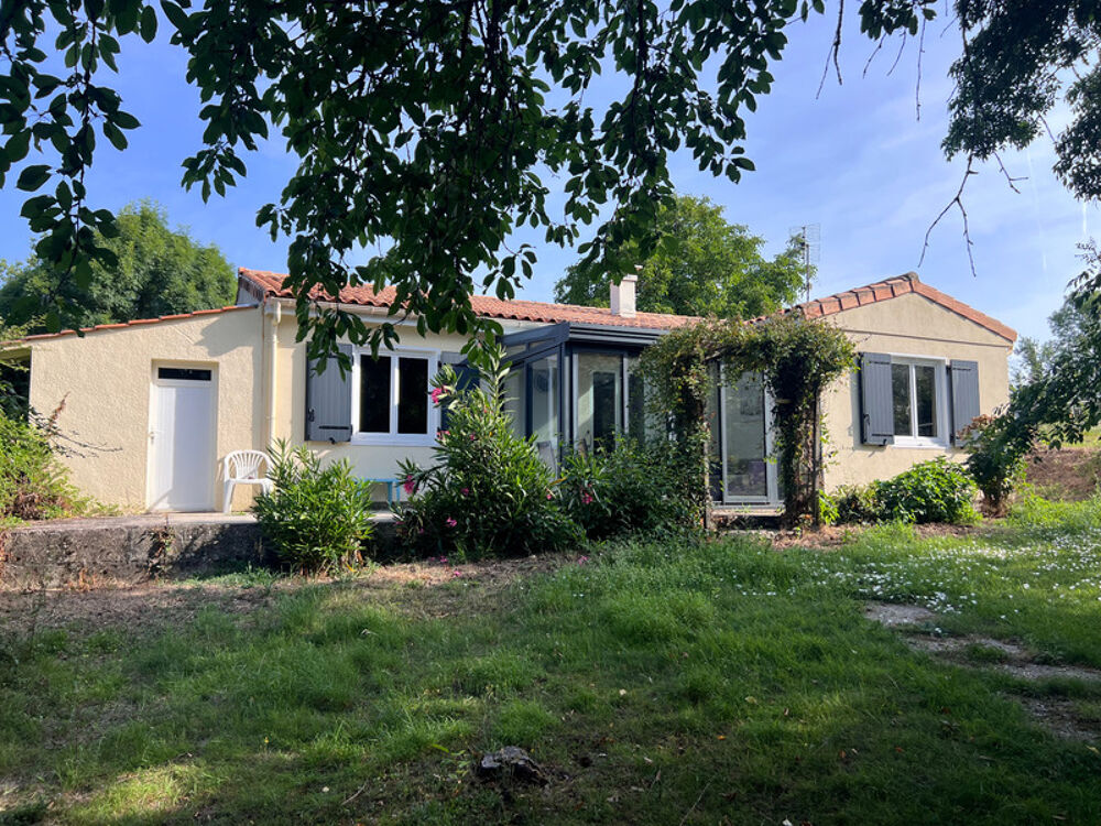 Vente Maison Maison à vendre 6 pièces SAINT SAUVANT (17)Avec terrain en zone U Saint sauvant