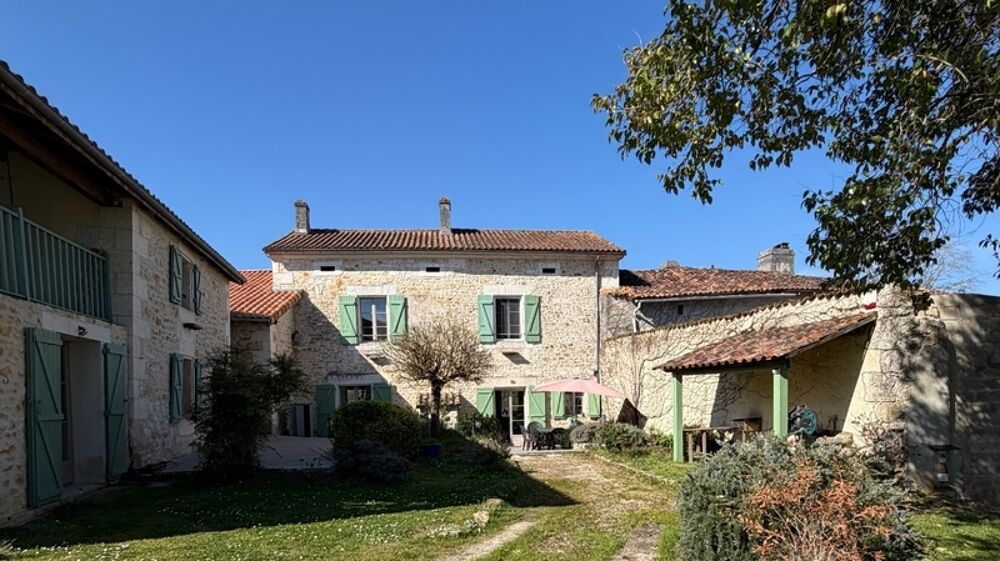 Charras. Maison en pierre de 198 m² avec gîte de 70 m² à terminer