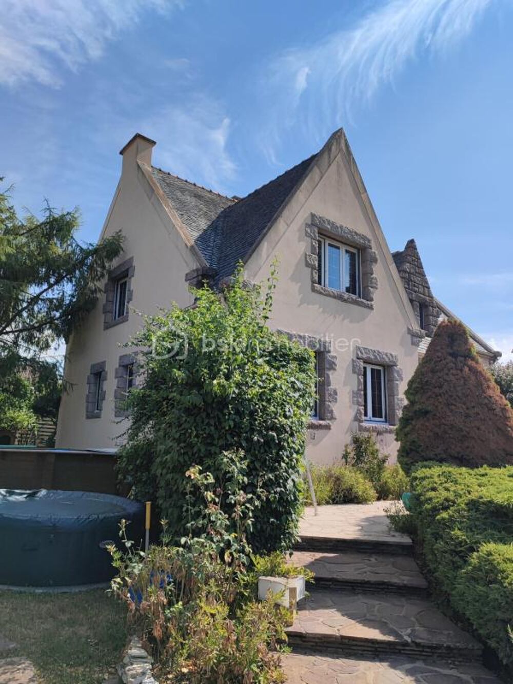 Vente Maison Pavillon sur sous-sol total de 234 m² sur 880 m² de jardin Saint julien du sault