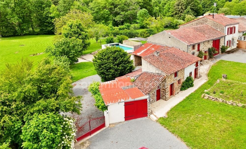 Propriété de Charme - 108 m² - 6 pièces - 4 Chambres - Piscine - Granges et Dépendances - Terrain 7 744 m² - MAGNAC LAVAL (87)