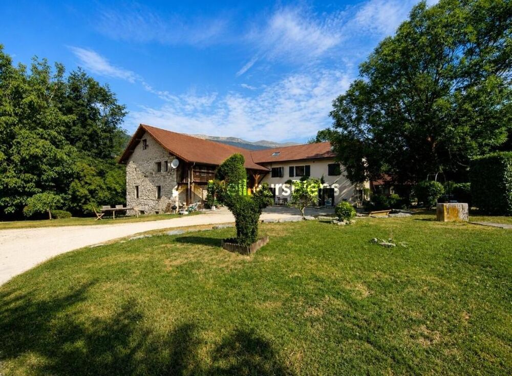 Maison avec deux appartements à Saint-Genis-Pouilly