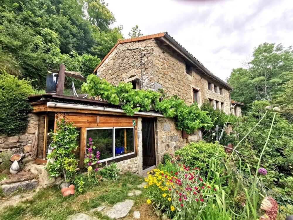 Belle maison Ardéchoise avec gîtes sur le terrain de 9950m²
