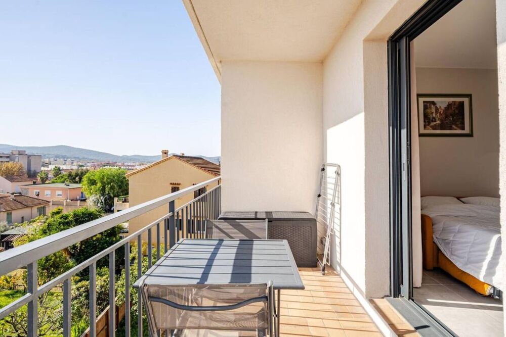 Studio rénové avec terrasse à vendre - Centre-ville Lavandou- Plage et commerces à pied