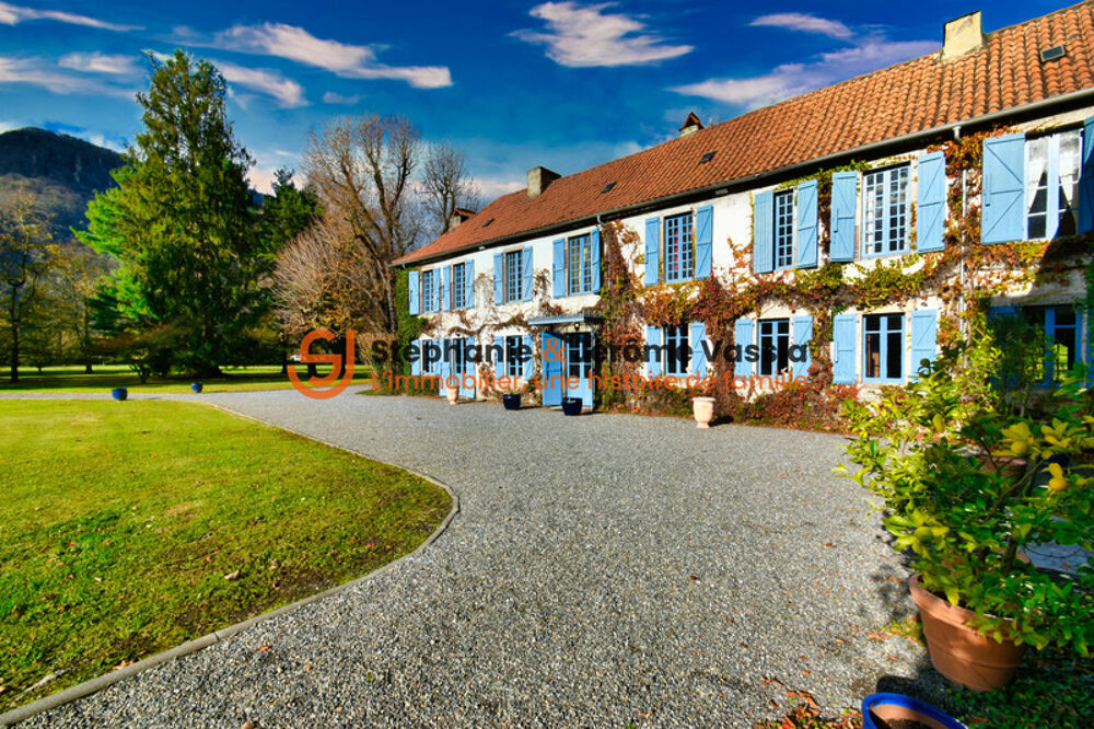 Propriété de prestige du XVIII? siècle  Domaine sur 4 hectares avec dépendances  Pyrénées