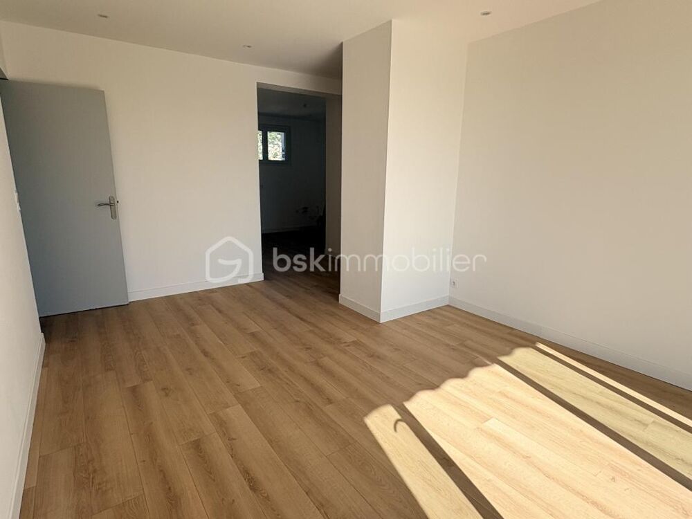 Appartement rénové de type 4 au dernier étage d'une copropriété securisée