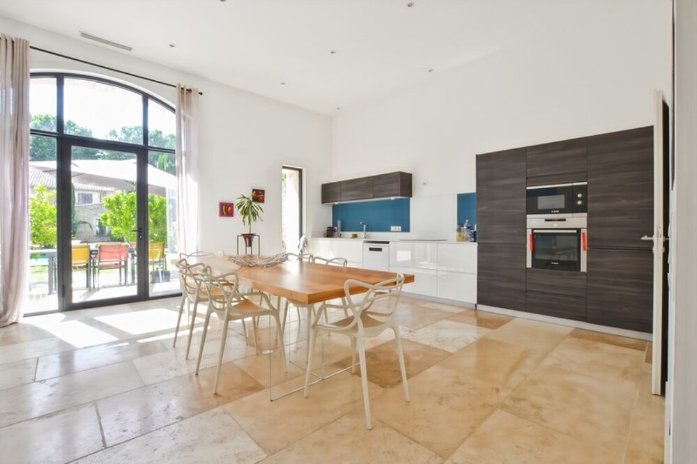 Capestang  Propriété de caractère avec deux habitations, bureaux, piscine et jardin