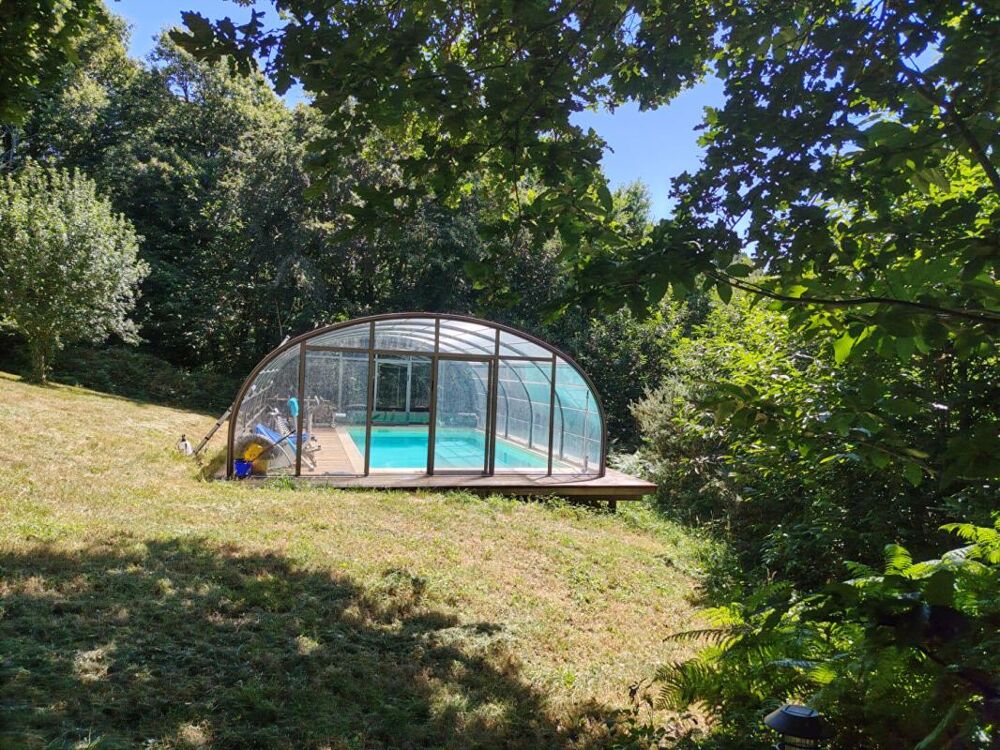 A 20kms des villes de QUIMPERLE et LORIENT, Maison de 134m2 - (160m2 au sol) - sur environ 2,8 hectares !