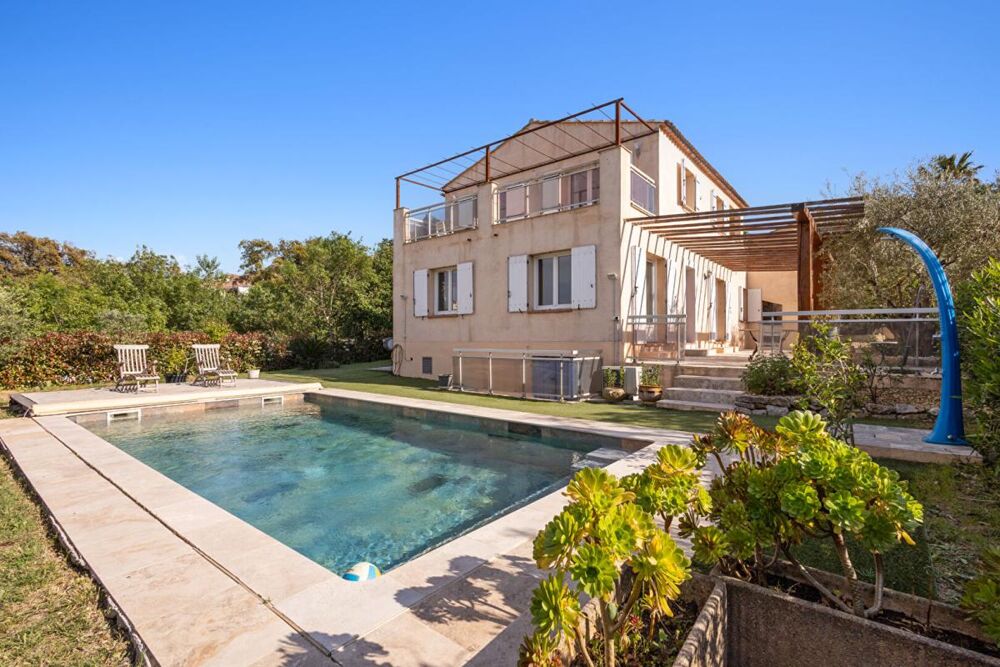 En exclusivité Villa comprenant T4 + T2 + Studio et piscine à vendre à Cogolin